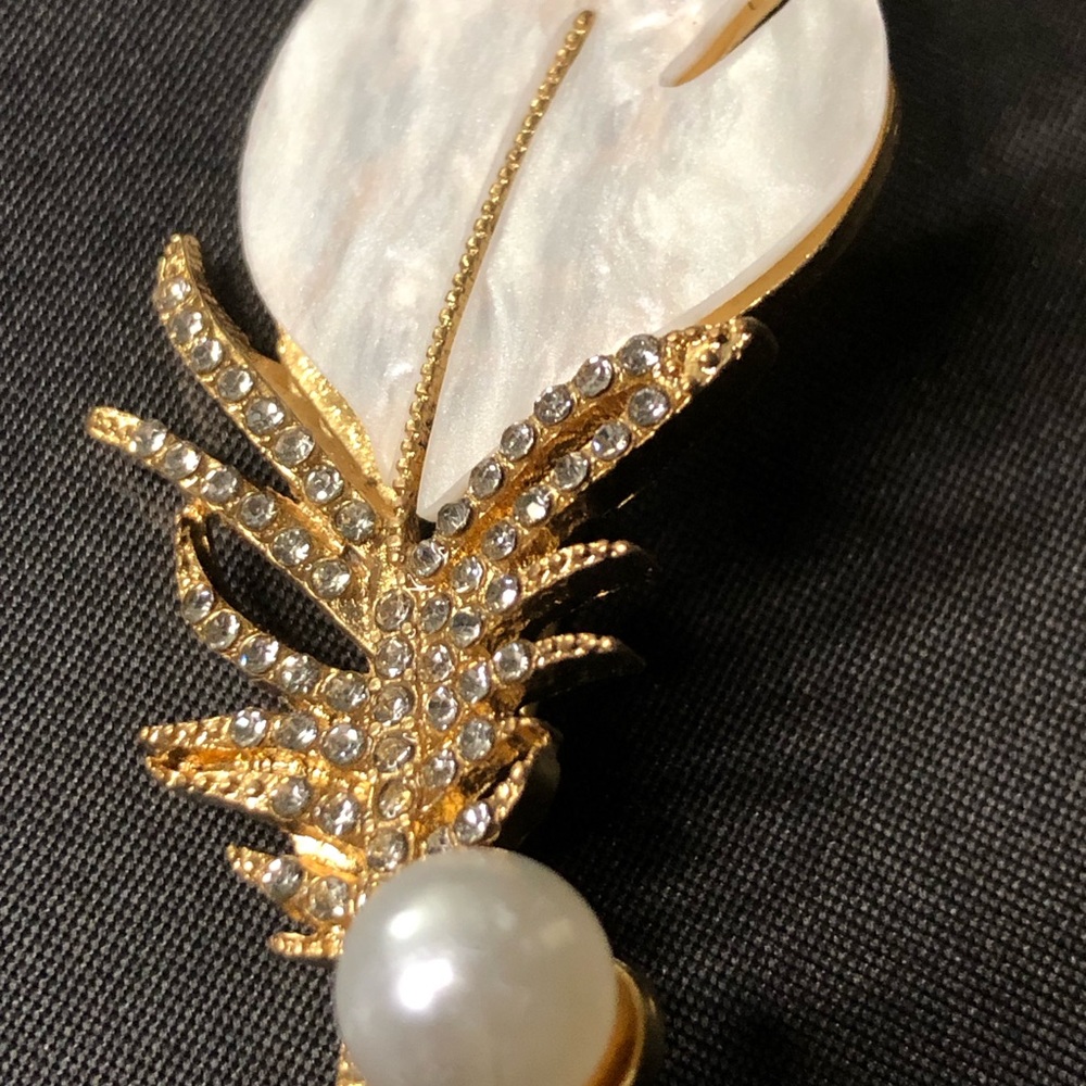 Rhinestone Feather Leaf Design Women’s Brooch - Picture 2 of 4